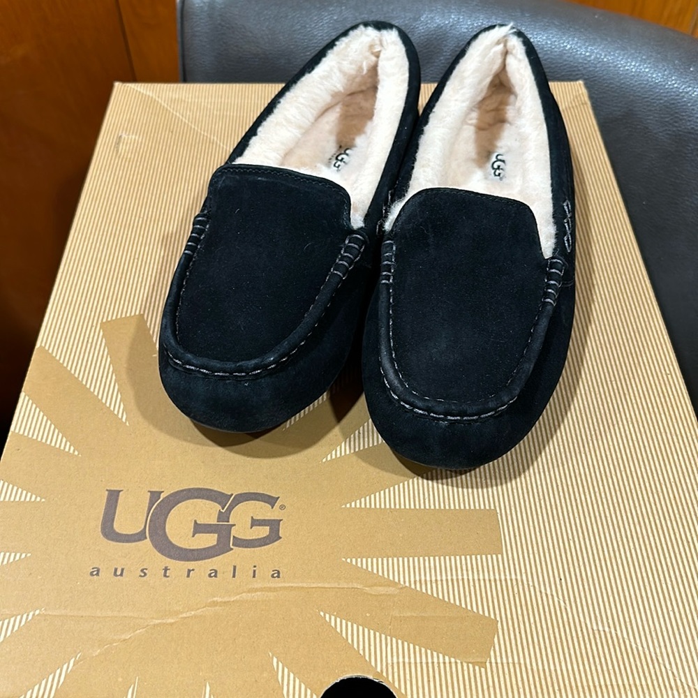 Women’s Ugg Black lined slippers 9
